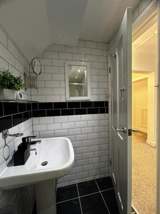 Lovely 5Br Home In Manchester. Close To The City エクステリア 写真