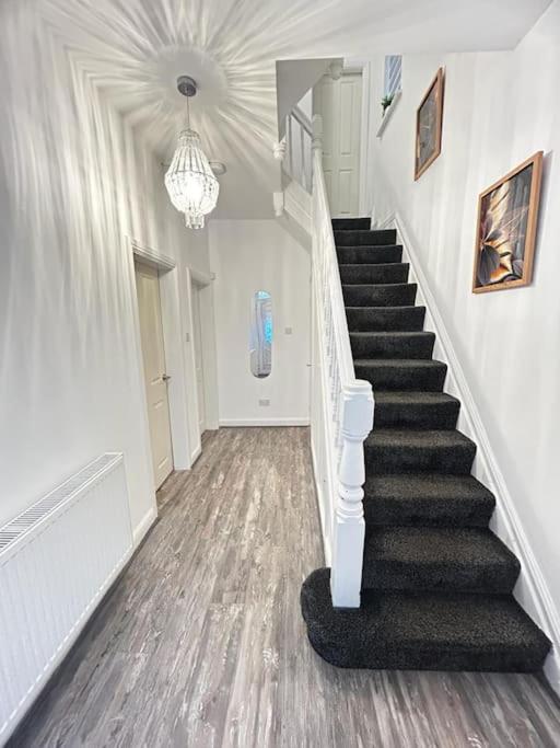 Lovely 5Br Home In Manchester. Close To The City エクステリア 写真